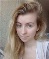 vrouw met een open blik op zoek naar 