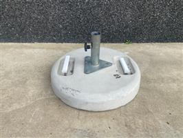 (14) Parasolvoet in beton diameter 60 cm.