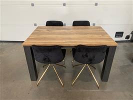 (92) Moderne tafel met 4 stoelen.