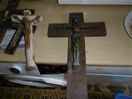 antiek kruisbeeld in hout en geel koper