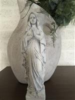 Maria beeld biddend, vol steen.