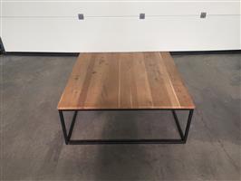 (164) Vierkante salontafel metaal en massief hout