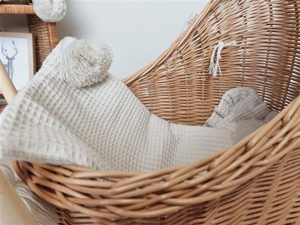 Grote foto poppenwagen naturel met dekentje naturel deken wafel kinderen en baby poppen