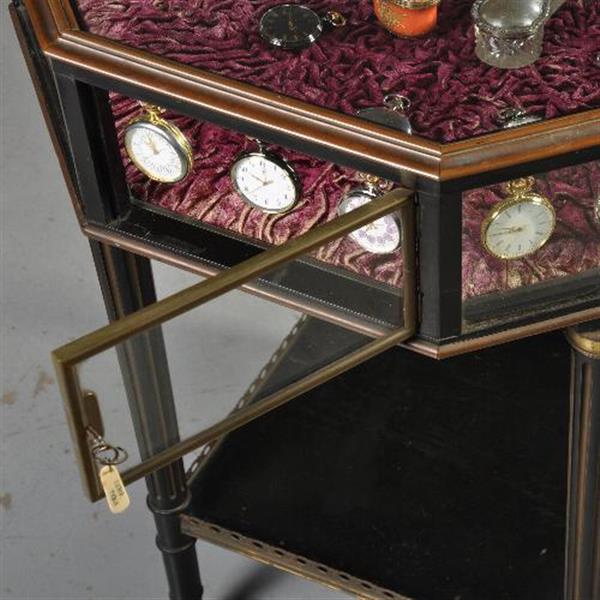 Grote foto antieke bijzettafels tafelvitrine bronzen 8 kantige horlogevitrine op zwart gedraaid onderstel no antiek en kunst stoelen en banken