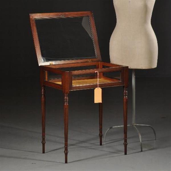 Grote foto antieke bijzettafels tafelvitrine in mahonie ca. 1890 met aan 5 kanten glas no.432235 antiek en kunst stoelen en banken