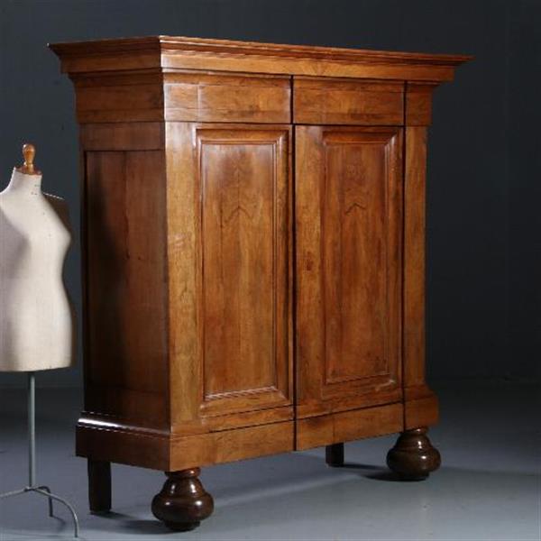 Grote foto antieke kasten cognac kleurige notenhouten drentse pastoorskast ca. 1690 no.812123 antiek en kunst stoelen en banken