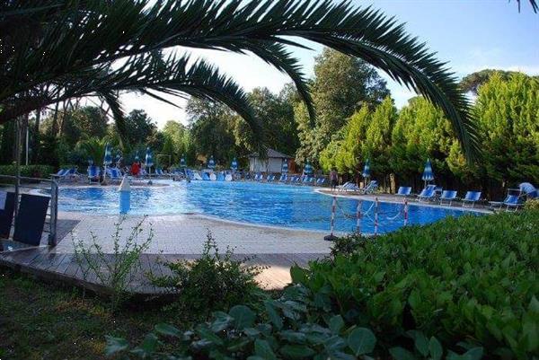 Grote foto stacaravan huren aan zee toscane itali vakantie autovakanties