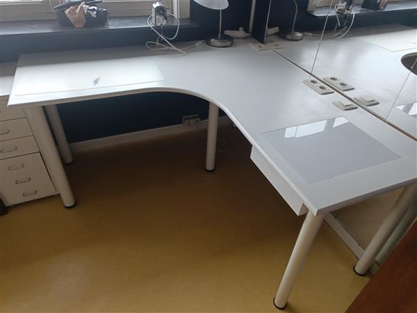 Grote foto l vormig bureau met kabelgoot huis en inrichting bureaus