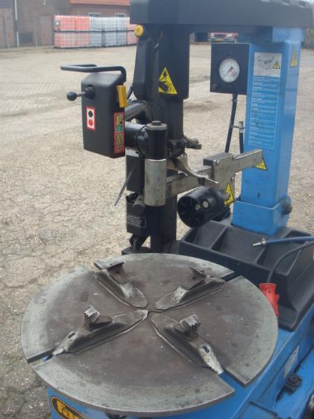 Grote foto banden demontage montage apparaat hulp armen faip auto diversen gereedschap