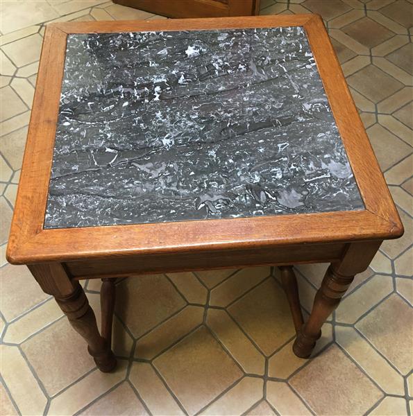 Grote foto massieve vierkante tafel marmeren bovenblad antiek en kunst tafels
