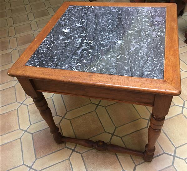 Grote foto massieve vierkante tafel marmeren bovenblad antiek en kunst tafels