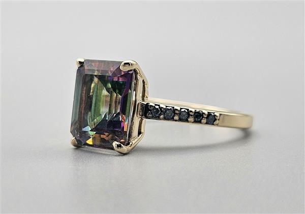 Grote foto gouden ring mystic topaas en saffier. 2024 83. sieraden tassen en uiterlijk ringen voor haar