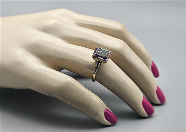 Grote foto gouden ring mystic topaas en saffier. 2024 83. sieraden tassen en uiterlijk ringen voor haar