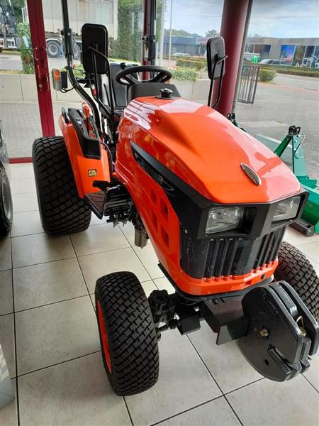 Grote foto avenger 26 pk gazonbanden stockpromo agrarisch tractoren