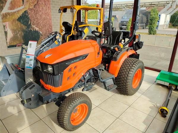 Grote foto avenger 26 pk gazonbanden stockpromo agrarisch tractoren