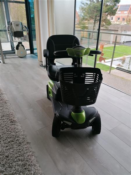 Grote foto colibri scooter binnen en buiten diversen brommobielen en scootmobielen