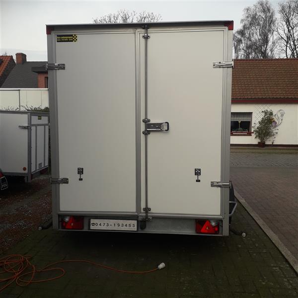 Grote foto gesloten aanhangwagen powertrailer auto diversen aanhangers