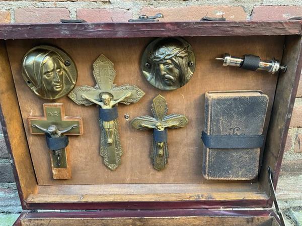 Grote foto crucifix victoriaans glas hout messing morgan gifts curiosities vampire hunting kit antiek en kunst curiosa en brocante