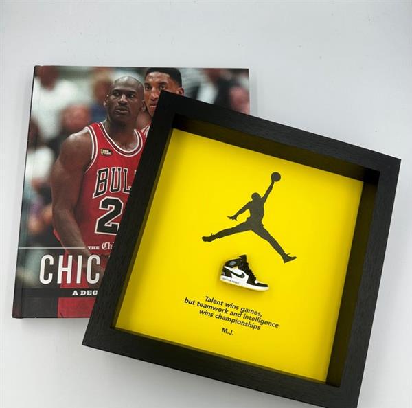 Grote foto lijst framed sneaker air jordan 1 retro high not for resale varsity maize hout antiek en kunst curiosa en brocante