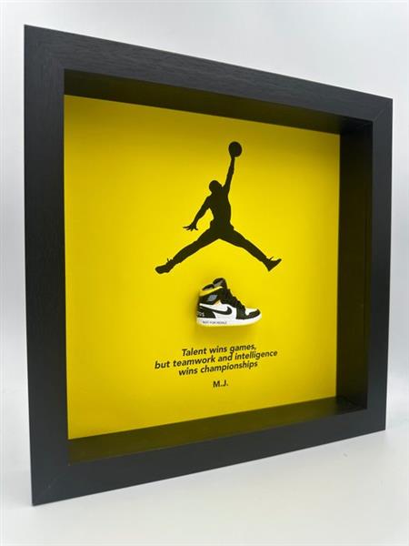Grote foto lijst framed sneaker air jordan 1 retro high not for resale varsity maize hout antiek en kunst curiosa en brocante