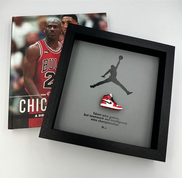 Grote foto lijst framed sneaker air jordan 1 retro high chicago hout antiek en kunst curiosa en brocante