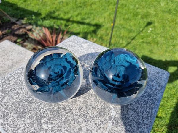 Grote foto presse papier 2 glass spheres with flower glas antiek en kunst curiosa en brocante
