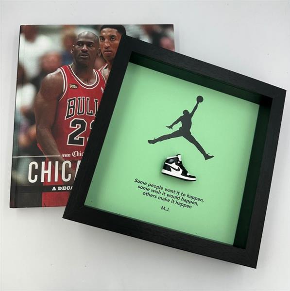 Grote foto lijst framed sneaker air jordan retro high black white 85 hout antiek en kunst curiosa en brocante