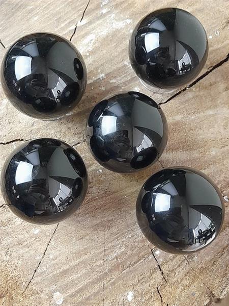 Grote foto diep zwarte toermalijn bollen trippel a kwaliteit op een kunststof ring 805 g 5 antiek en kunst curiosa en brocante