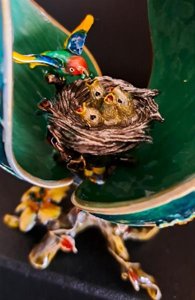 Grote foto sieradendoos faberge stijl en traditie ge mailleerde kolibrie ei juwelendoos emaille kristal antiek en kunst curiosa en brocante