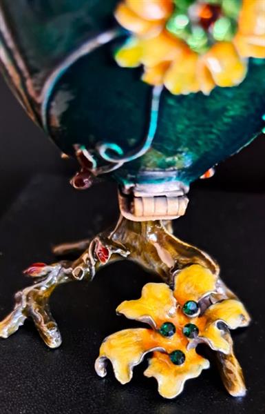 Grote foto sieradendoos faberge stijl en traditie ge mailleerde kolibrie ei juwelendoos emaille kristal antiek en kunst curiosa en brocante
