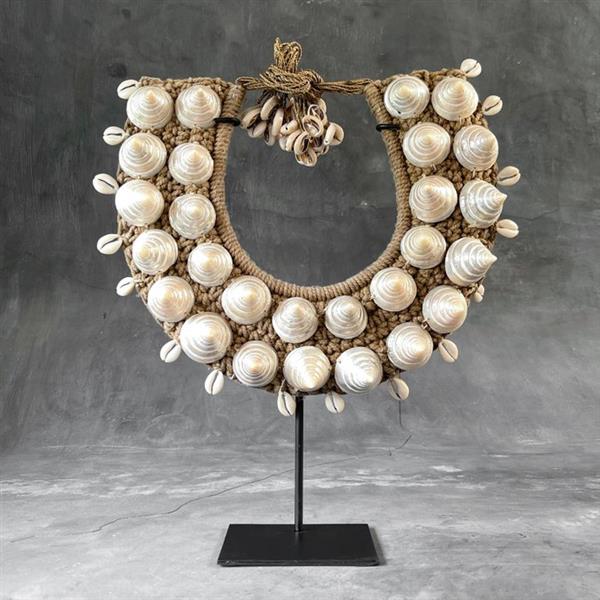 Grote foto decoratief ornament no reserve price sn13 decorative shell necklace on a custom stand indo antiek en kunst curiosa en brocante