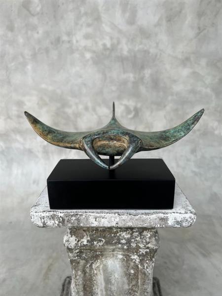 Grote foto sculptuur no reserve price sculpture of a manta ray on stand made of patinated colored bronze antiek en kunst curiosa en brocante