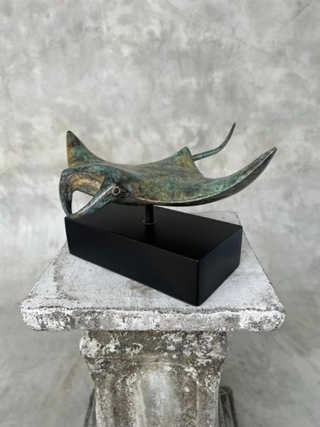 Grote foto sculptuur no reserve price sculpture of a manta ray on stand made of patinated colored bronze antiek en kunst curiosa en brocante