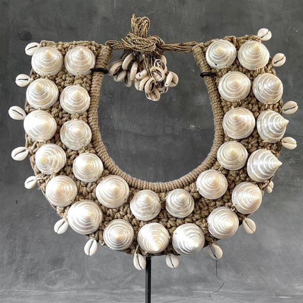 Grote foto decoratief ornament no reserve price sn13 decorative shell necklace on a custom stand indo antiek en kunst curiosa en brocante