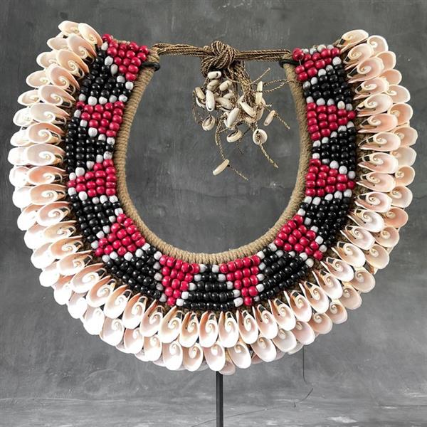 Grote foto decoratief ornament no reserve price sn2 decorative shell necklace on a custom stand indon antiek en kunst curiosa en brocante