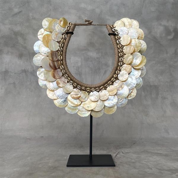 Grote foto decoratief ornament no reserve price sn19 decorative shell necklace on a custom stand indones antiek en kunst curiosa en brocante