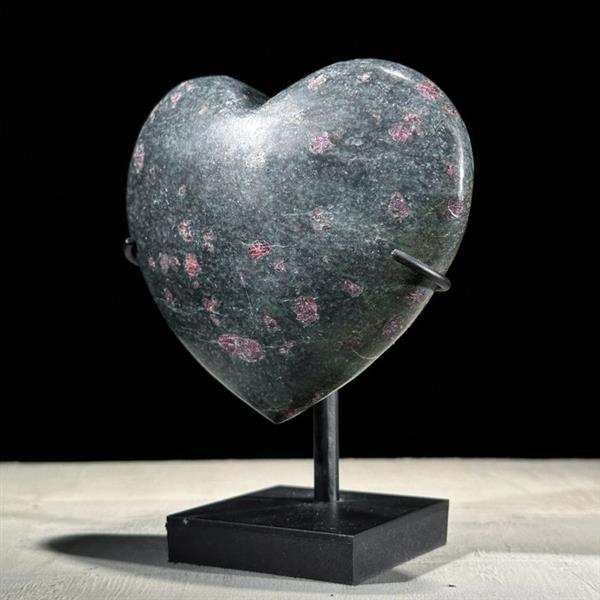 Grote foto geen reserveprijs een prachtige ruwe robijn hartvormig op een aangepaste standaard hoogte 21 cm antiek en kunst curiosa en brocante