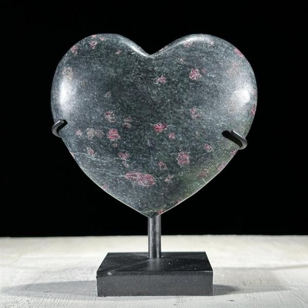 Grote foto geen reserveprijs een prachtige ruwe robijn hartvormig op een aangepaste standaard hoogte 21 cm antiek en kunst curiosa en brocante