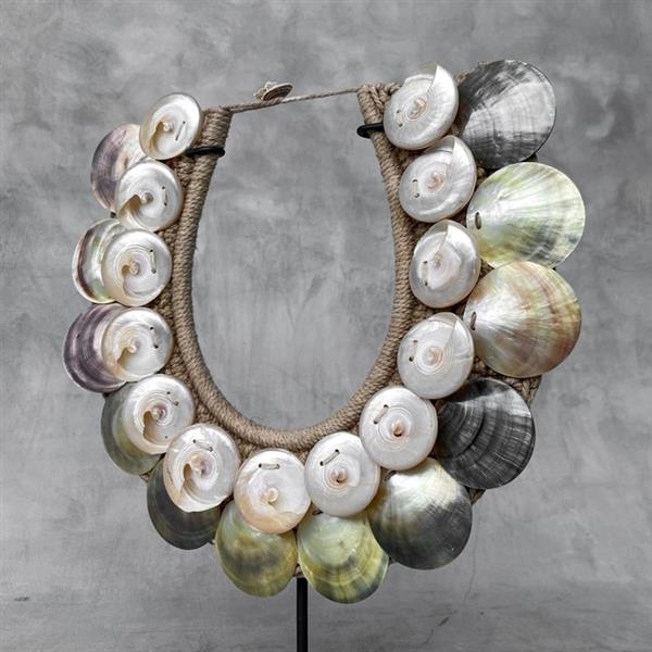 Grote foto decoratief ornament no reserve price sn5 decorative shell necklace on a custom stand indones antiek en kunst curiosa en brocante