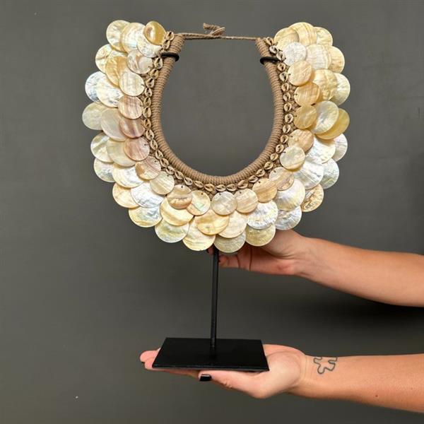 Grote foto decoratief ornament no reserve price sn19 decorative shell necklace on a custom stand indones antiek en kunst curiosa en brocante