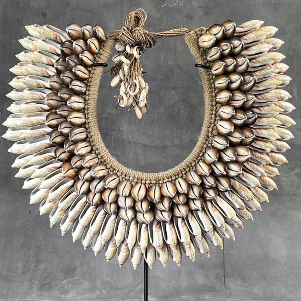 Grote foto decoratief ornament no reserve price sn3 decorative shell necklace on a custom stand indon antiek en kunst curiosa en brocante