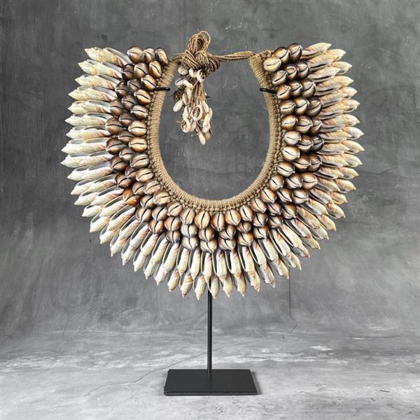 Grote foto decoratief ornament no reserve price sn3 decorative shell necklace on a custom stand indon antiek en kunst curiosa en brocante