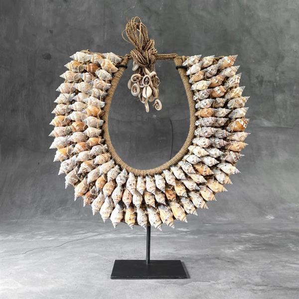 Grote foto decoratief ornament no reserve price sn8 decorative shell necklace on custom stand indonesi antiek en kunst curiosa en brocante