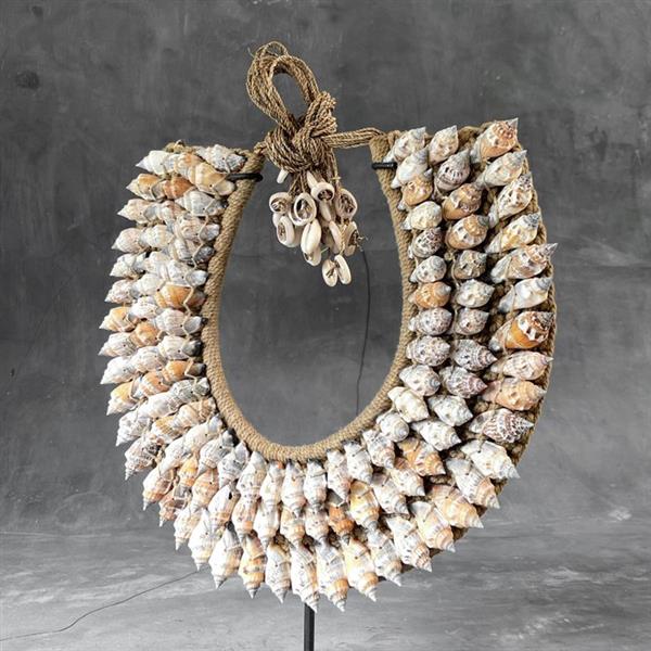Grote foto decoratief ornament no reserve price sn8 decorative shell necklace on custom stand indonesi antiek en kunst curiosa en brocante