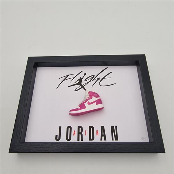 Grote foto lijst mini sneaker aj1 air jordan 1 hyper pink ingelijst hout antiek en kunst curiosa en brocante