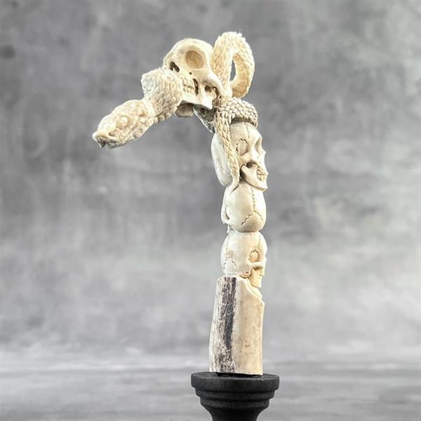 Grote foto snijwerk no reserve price a stack of human skull and snake carving from a deer antler on a stand antiek en kunst curiosa en brocante