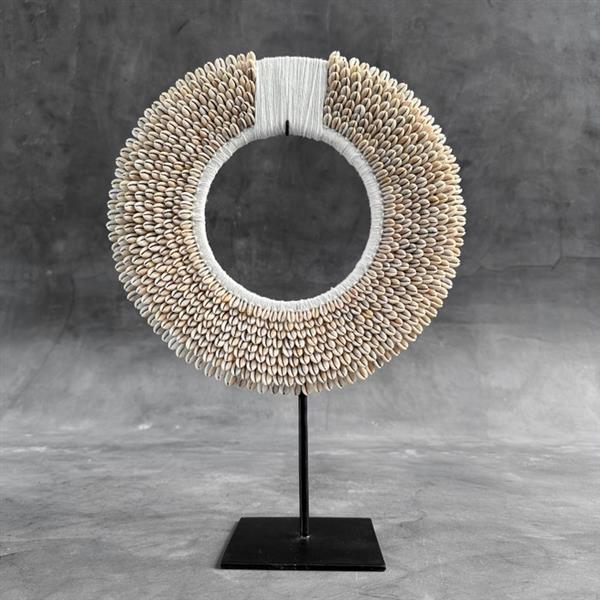 Grote foto decoratief ornament no reserve price white coloured tolai necklace on a custom stand indonesi antiek en kunst curiosa en brocante