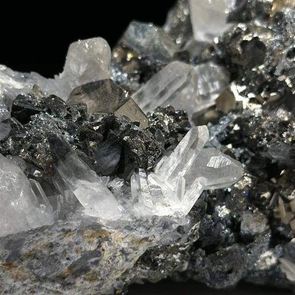 Grote foto prachtige pyriet en kwarts kristalcluster hoogte 9 cm breedte 16 cm 1600 g antiek en kunst curiosa en brocante