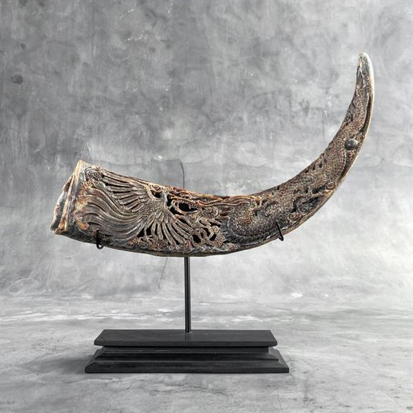 Grote foto snijwerk no reserve price finely engraved large horn of a water buffalo with custom stand drago antiek en kunst curiosa en brocante