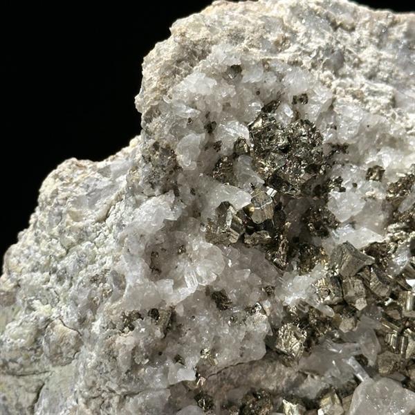 Grote foto prachtige pyrietgluster van kwartskristallen op pyrietmatrix kubieke pyriet hoogte 12 cm bree antiek en kunst curiosa en brocante